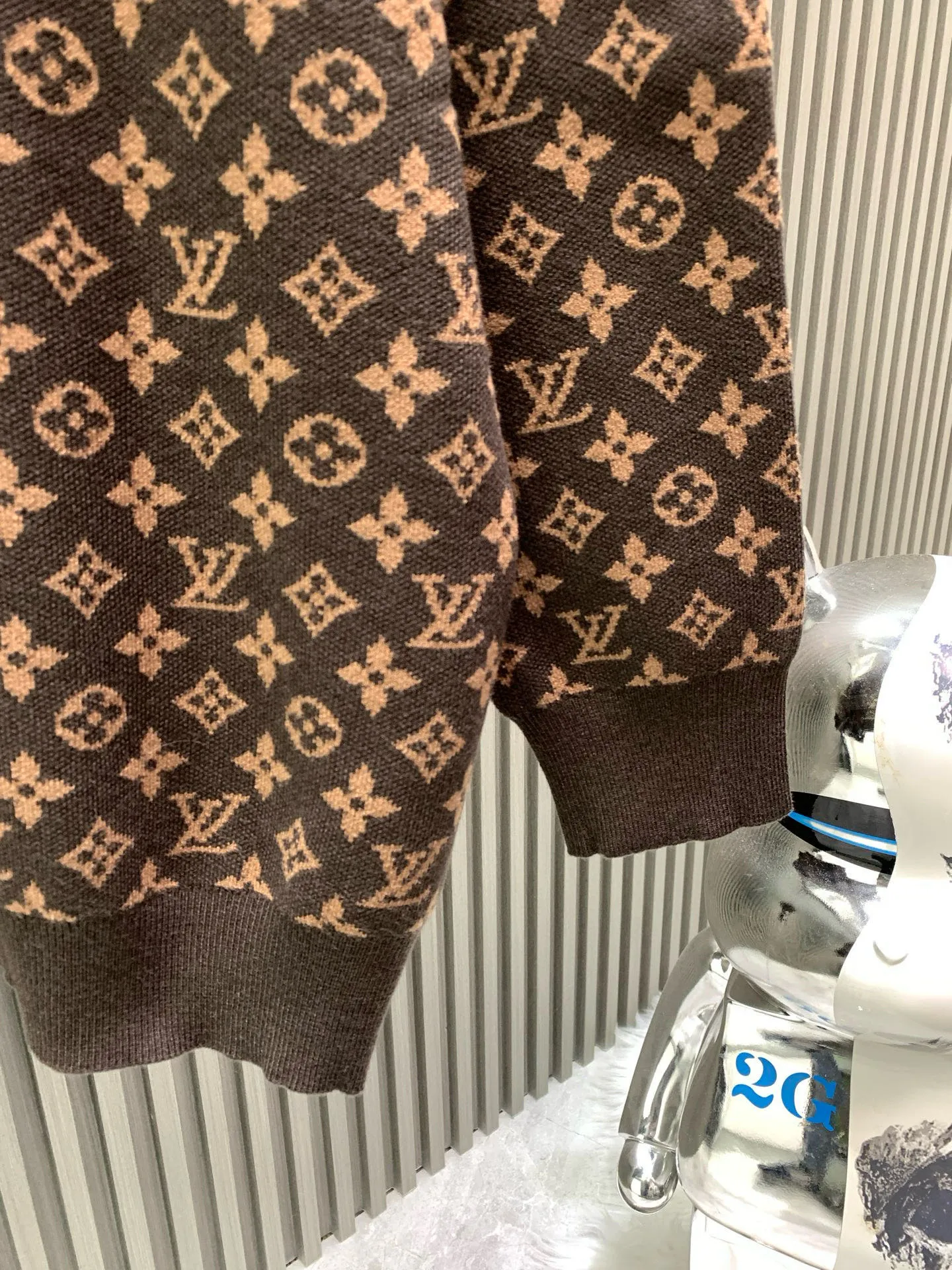 🅿️360 🀄️ Louis Vuitton SS25 new autumn products LOUIS VUITTON Louis Vuitton Logo intarsia round neck long-sleeved sweater Color-set dyed wool blended cotton yarn High weight and high density Super high quality The wool is soft, delicate and skin-friendly. It feels soft and silky. The hand feel is not ordinary. All color-set dyeing high weight cotton yarn ensures no color difference and adopts four-hole knitting method. Tight and textured, durable and non-deforming, not prone to pilling. It has a soft and warm comfort. It doesn’t stick to the body when worn alone. It’s absolutely perfect. Classic presbyopia elements. Three-dimensional heavy jacquard craftsmanship on the sleeves. It’s absolutely amazing. It can be all produced on imported looms. The details are clearly visible. The details are full. The details are mastered. Challenge the market currency. Not afraid of random comparisons. The upper body effect is very good. No matter how you match it, it looks high-end and elegant. The sense of luxury is so versatile. A must-have for both men and women🉑️